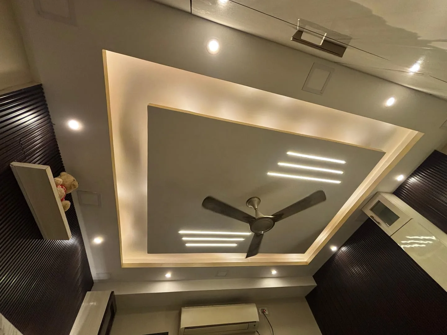 Modern false ceiling design with layered lighting